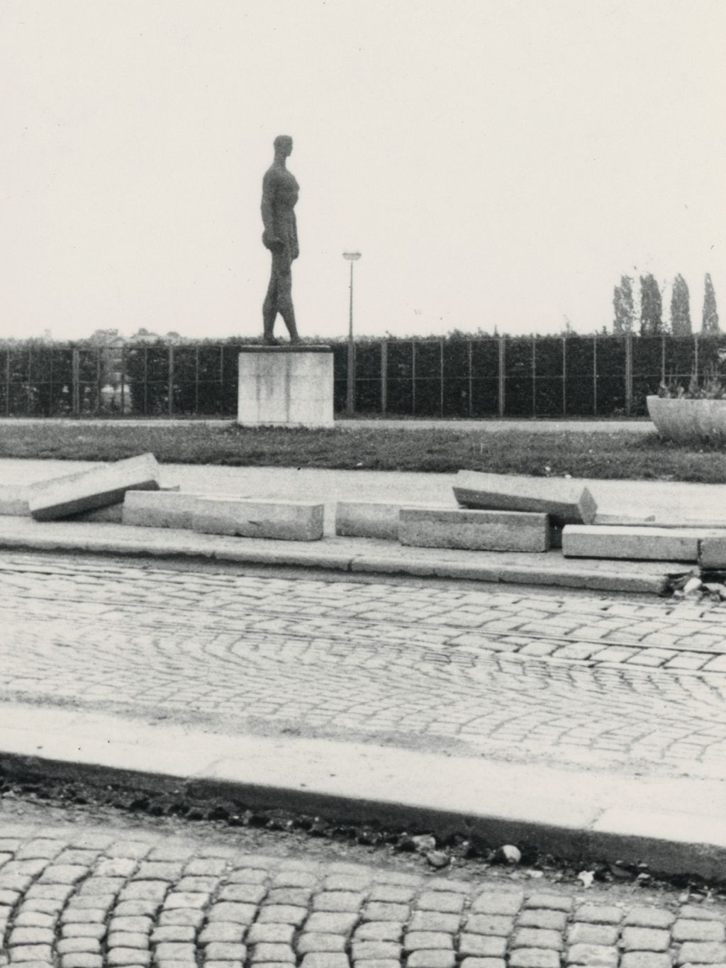 Maksimir, Bacač diska kipara Vanje Radauša, postavljen 1957. godine, oko 1975. godine